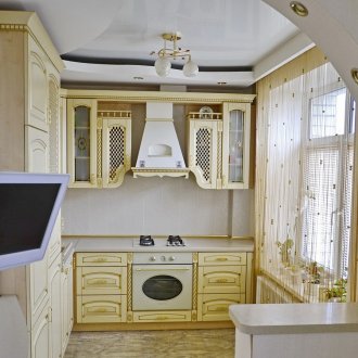 Малък телевизор в класическа кухня