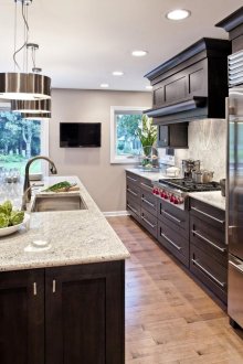 Малка черна телевизия в голяма кухня