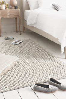 Шнур от килим в спалнята