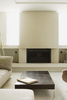 Малък телевизор в бежова всекидневна