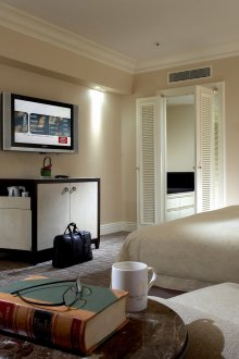 Телевизор в бежова спалня