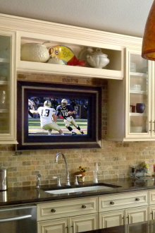 Телевизорът в кухнята е голям