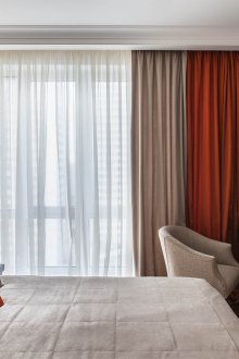 Телевизор в малка стилна спалня