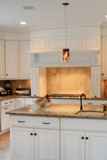 Телевизор над кухнята над хладилника