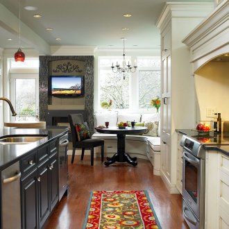 Телевизор в кухнята над камината