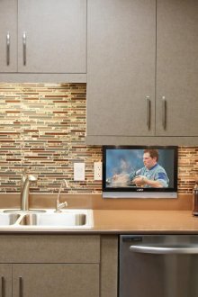 Телевизорът в кухнята е малък