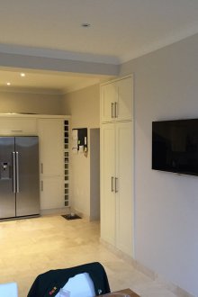 Телевизор към стената на кухнята