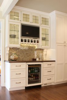 Телевизор към кухнята в нишата