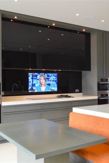 Телевизор в кухнята под чашата