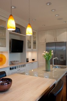 Телевизор на стената на кухнята