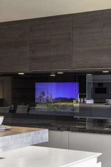 Телевизор в огледалото на кухнята