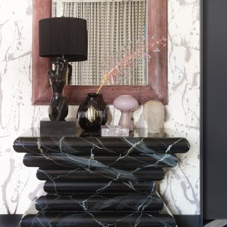 Дизайн на коридор с постамент