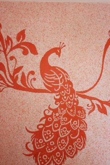 Червен и розов течен тапет в интериора