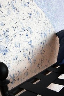 Бял и син течен тапет в интериора