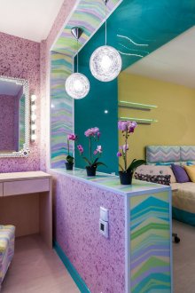 Розов течен тапет в интериора на спалнята