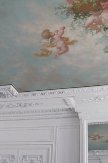 Гипсова декорация на тавана с боядисване