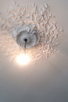 Декора с мазилка върху розетка