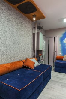 Сив течен тапет в малка стая