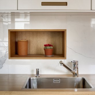 Ниша в кухненската престилка