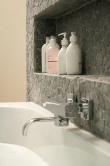 Ниша, изработена от камък в банята