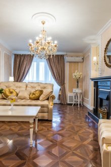 Течен тапет в класически интериор за всекидневна