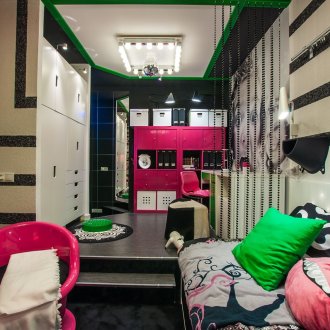 Течен бежов и черен тапет в малка стая