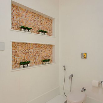 Ниша с мозайка в банята