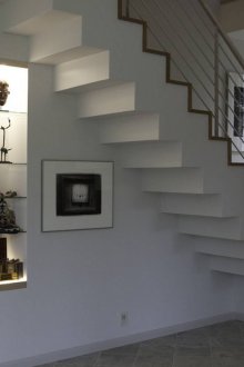 Ниша под стълбите