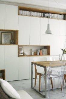 Дърво в бял интериор