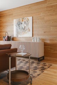 Дърво в интериора на хола