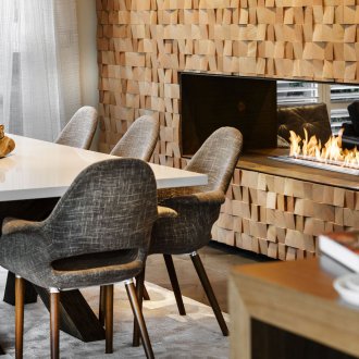 Дърво в интериора с камина