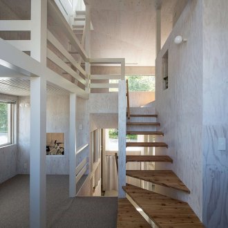 Дърво в интериора със стълби