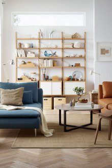 Дървени рафтове в интериора