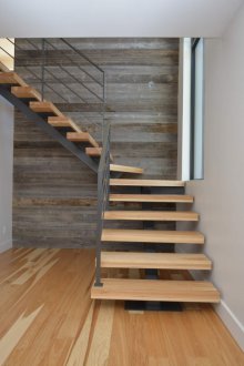 Леко дърво в интериора