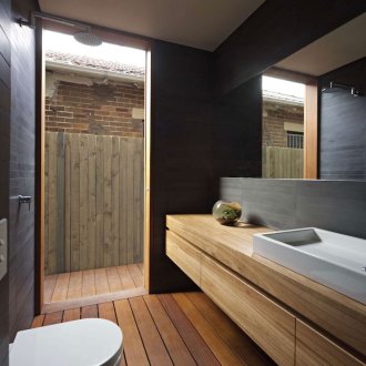 Дърво в интериора на банята