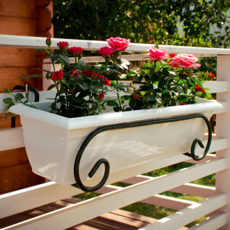 Пластмасова стойка за бяло цвете