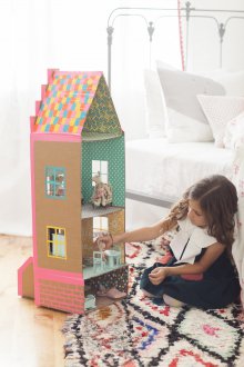 Rumah boneka karton dengan tingkap
