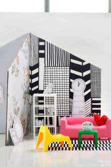 Dinding karton rumah boneka