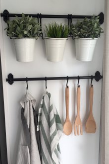 Парапет за кухнята с цветя