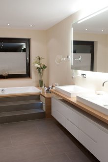 Бежова модерна баня