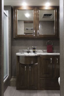 Модерна баня с лакирани мебели