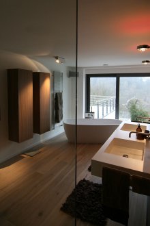 Модерна баня с ламиниран паркет