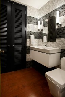 Модерна баня с мозаечни ивици