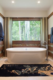 Модерна баня с прозорец