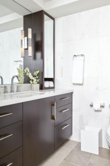 Баня в съвременен стил с шкафове