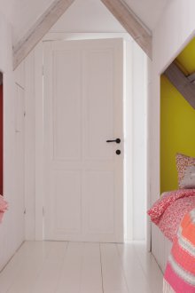 Прасковен цвят в селски интериор