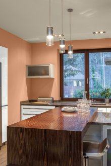 Прасковен цвят в интериора на кухнята