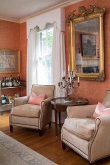 Прасковен цвят тапет в интериора