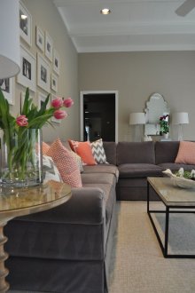 Възглавници с цвят на праскова в интериора