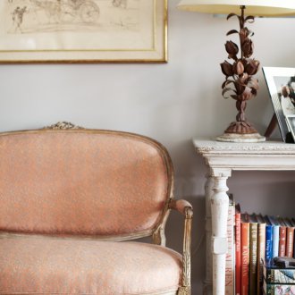 Диван с цвят на праскова в интериора